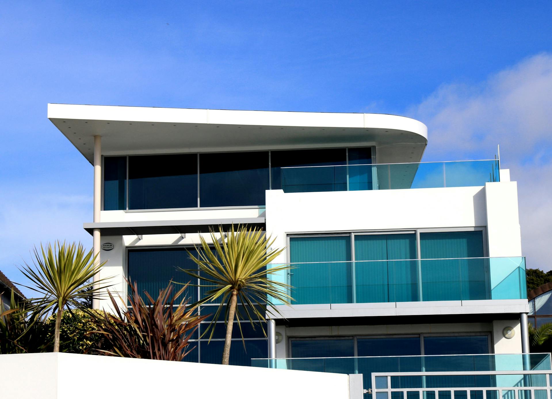 When Rising Inventory Meets Market Reality: A Strategic Guide to Real Estate Timing Decisions